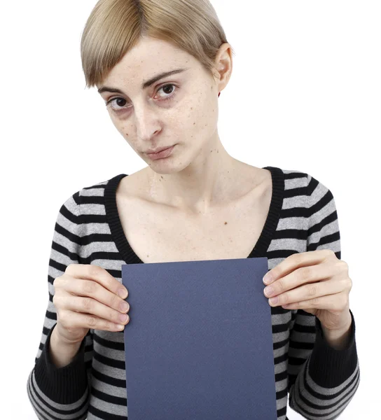 Vrouw met een papier — Stockfoto
