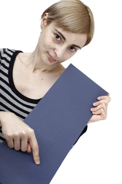 Mulher segurando um papel — Fotografia de Stock