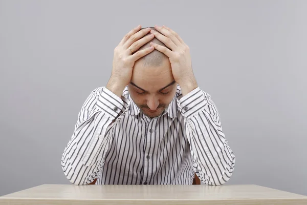 Man op Bureau — Stockfoto