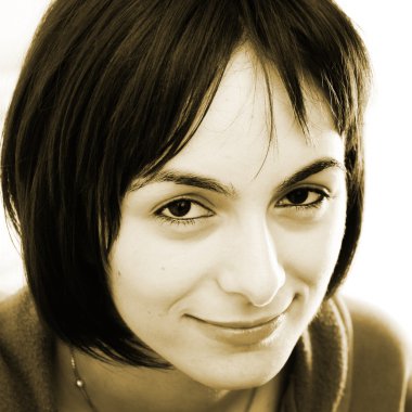 Yatakta genç bir kadın