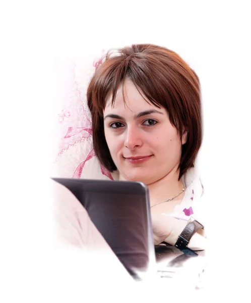 Jeune femme avec ordinateur portable — Photo