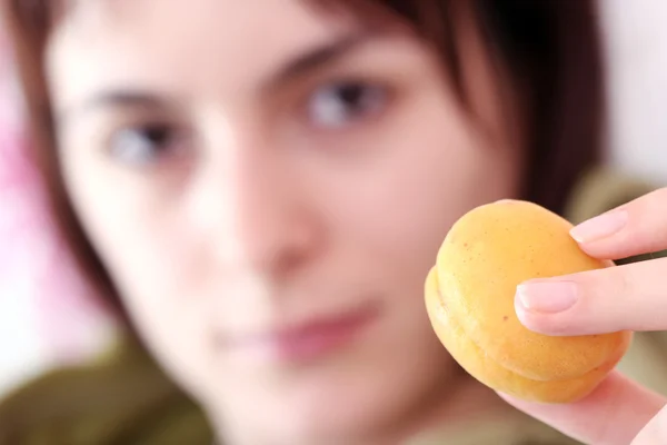 Frauen mit Aprikose — Stockfoto