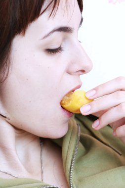 Kayısı ile kadınlar 