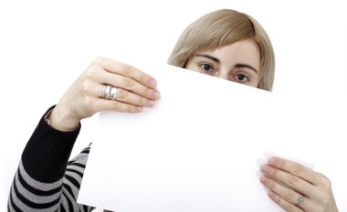 bir kağıt tutan kadın