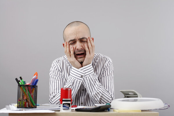 Человек за столом
