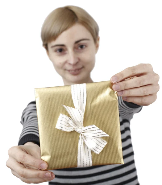 Giovane donna in possesso di un regalo — Foto Stock