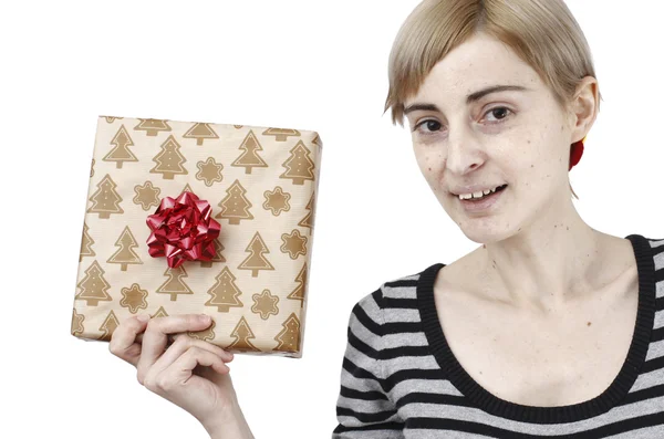 Joven mujer sosteniendo un regalo — Foto de Stock