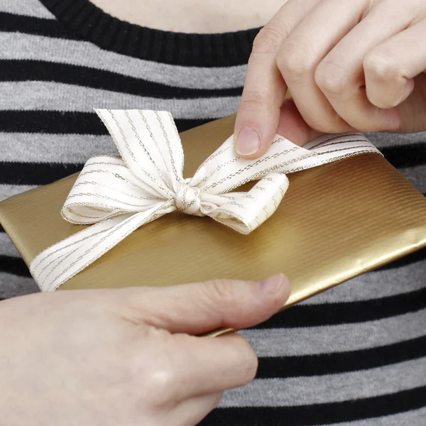 Young woman holding a present — Stock Photo, Image