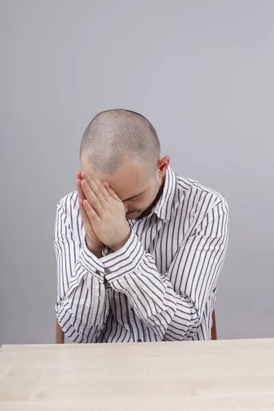 Man op Bureau — Stockfoto