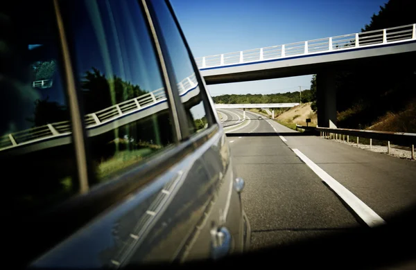 Spiegelreflexion im Auto — Stockfoto