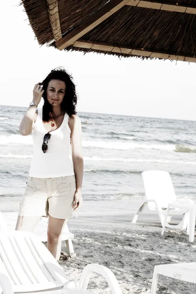 Girl on the beach — Stock Photo, Image