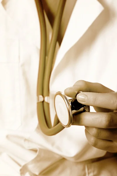 Fiatal orvos sztetoszkóppal. — Stock Fotó