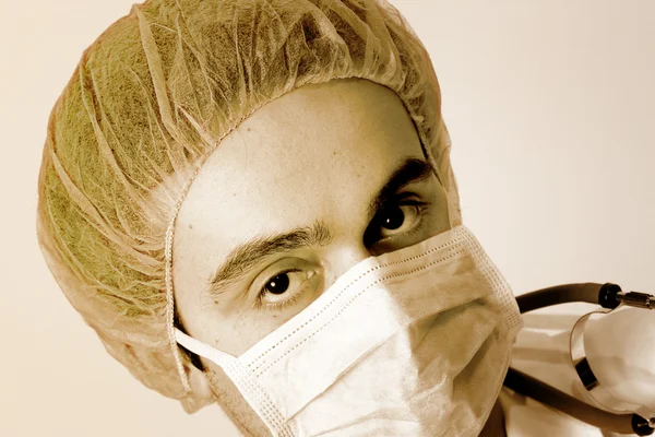 Retrato de um jovem médico com estetoscópio. — Fotografia de Stock