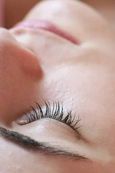 Schöne junge Frau schläft. — Stockfoto