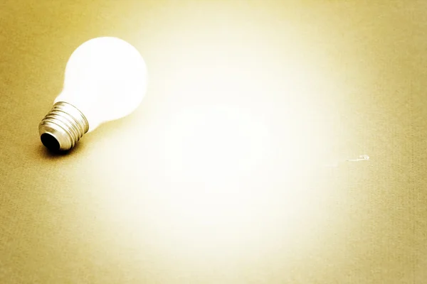 Фон с зажженной лампочкой — стоковое фото
