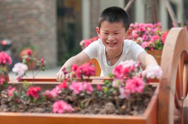 çocuklar mutlu çalışma vardır.