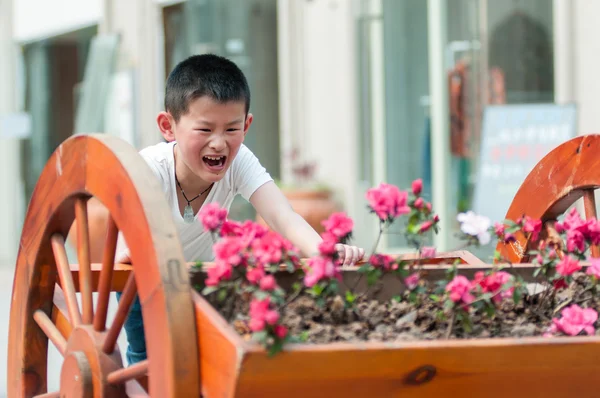 çocuklar mutlu çalışma vardır.