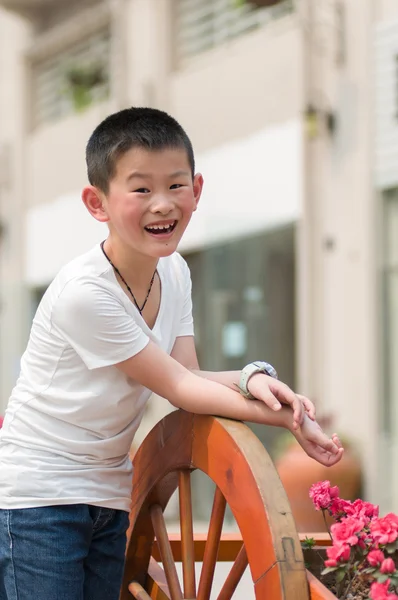 çocuklar mutlu çalışma vardır.