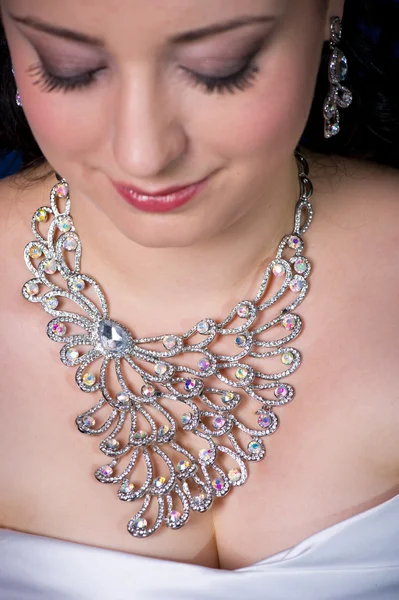 美しいネックレスを持つ女性 — ストック写真