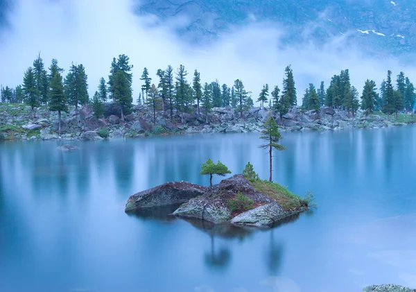 Noční krajina horské jezero v dešti — Stock fotografie