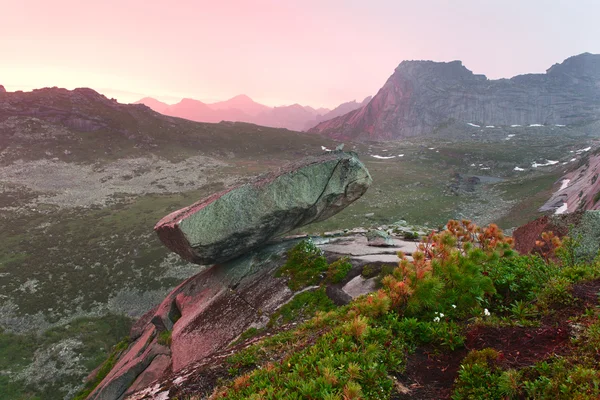 Hängande stenen i ergaki ridge under solnedgången — Stockfoto