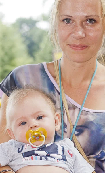 Mãe com seu bebê para um passeio no parque Fotos De Bancos De Imagens