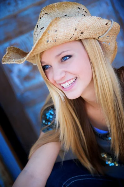 Attraente bionda modello sorrisi mentre indossa cowboy cappello — Foto Stock