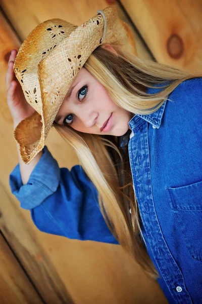 Modelo loiro com chapéu de cowboy — Fotografia de Stock