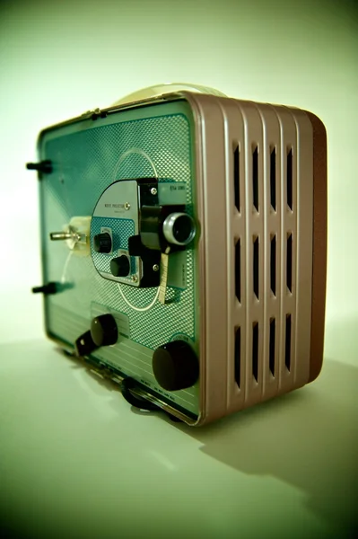 Projetor de filme caseiro vintage de 8mm em ângulo-cruz processado — Fotografia de Stock
