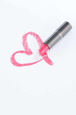 beyaz kağıt üzerine pembe ruj kalp