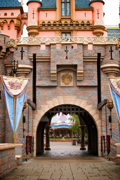 Castillo de fantasía con banderas y puerta de hierro —  Fotos de Stock