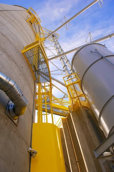 Silos a grani con aree di sicurezza gialle — Foto Stock