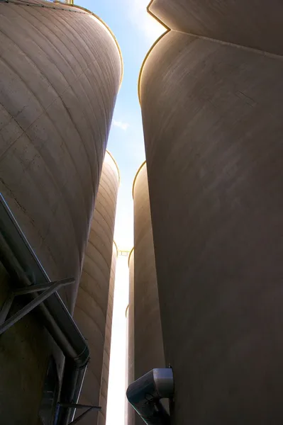 Башня цементных зернохранилищ — стоковое фото