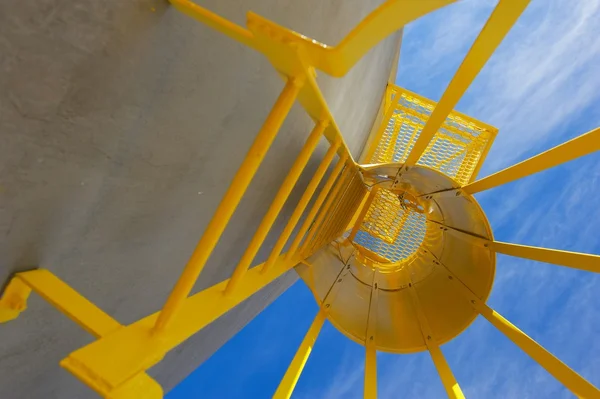 Εξωτερική σκάλα σύστημα βαμμένα κίτρινα, ασφάλεια — Φωτογραφία Αρχείου