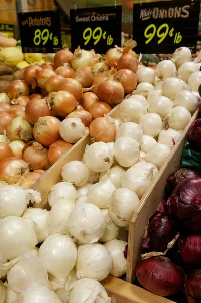 Caixas de supermercado cheias de cebolas amarelas, brancas e vermelhas — Fotografia de Stock