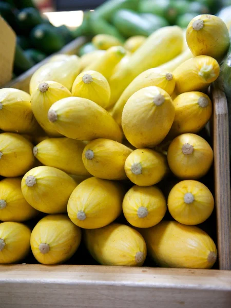 Yellow Squash in Wooden Grocery Store Bin — Stock Photo, Image