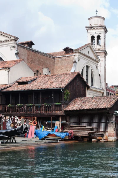 Gondolas workshop on the canal — Stock Photo, Image