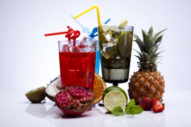 kokteyller, alkol ile meyve içecekler.
