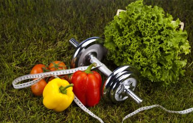 Fitness diyet, vitaminler ve yeşil çimen
