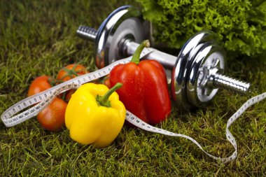 Fitness diyet, vitaminler ve yeşil çimen