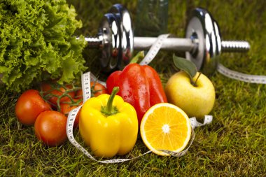 Fitness gıda ve yeşil çimen