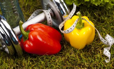 Fitness gıda ve yeşil çimen