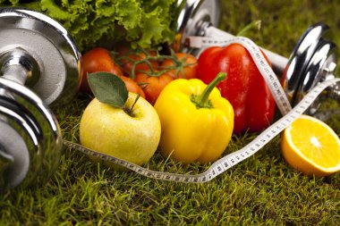 Fitness gıda ve yeşil çimen
