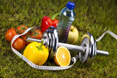 Fitness diyet, vitaminler ve yeşil çimen