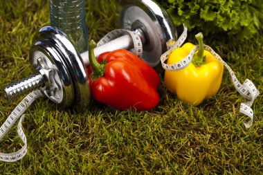 Fitness gıda ve yeşil çimen