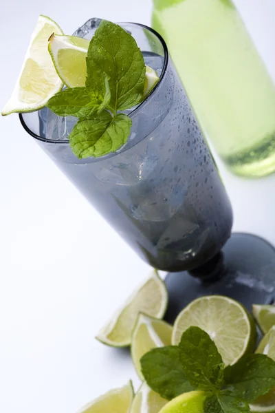 Pić świeży mojito — Zdjęcie stockowe