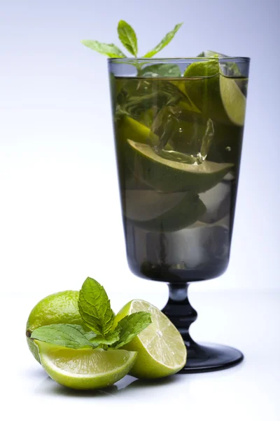 Pić świeży mojito — Zdjęcie stockowe