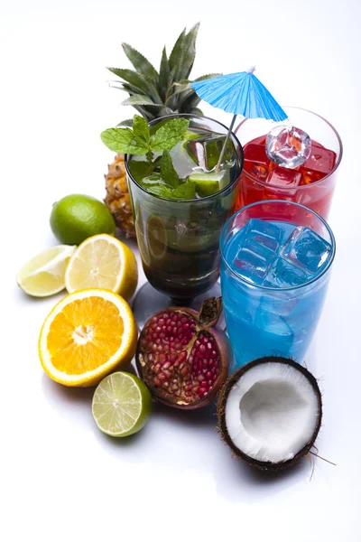 Cocktails, alcohol drinks with fruits — Stock Photo, Image