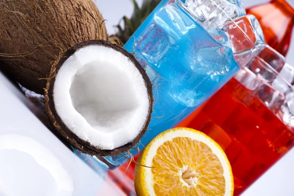 Cócteles, bebidas alcohólicas con frutas —  Fotos de Stock