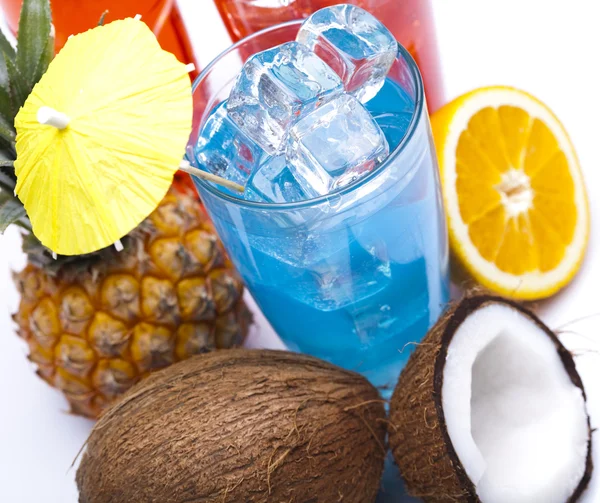 Cocktails, alcohol drinks with fruits — Stock Photo, Image